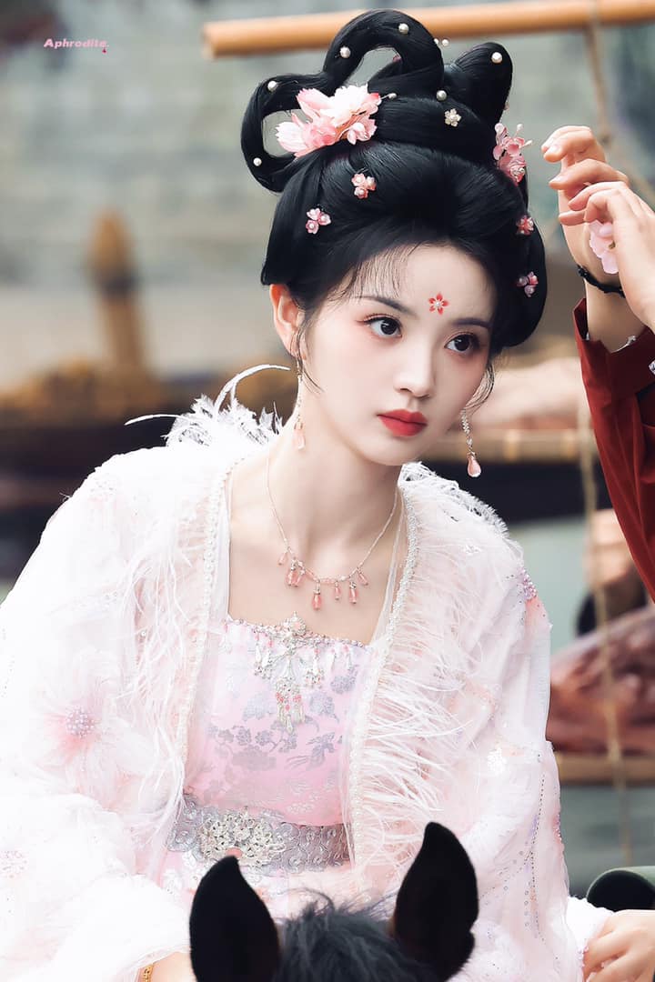 Tạo hình chuẩn "búp bê", "thiên thần" của&nbsp;Điền Hi Vi trong các dự án cổ trang.