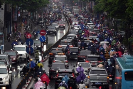 Bầu trời Hà Nội tối sầm sau mưa giông, giao thông hỗn loạn