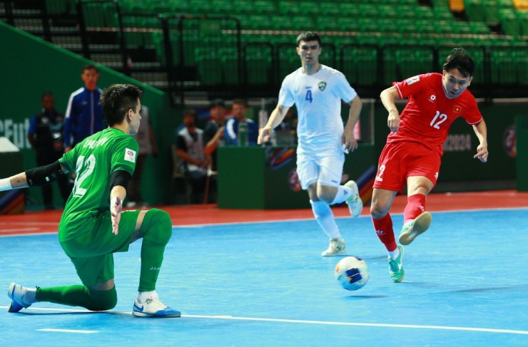 Từ Minh Quang đưa bóng đi trúng cột dọc trong tình huống đối mặt với thủ môn