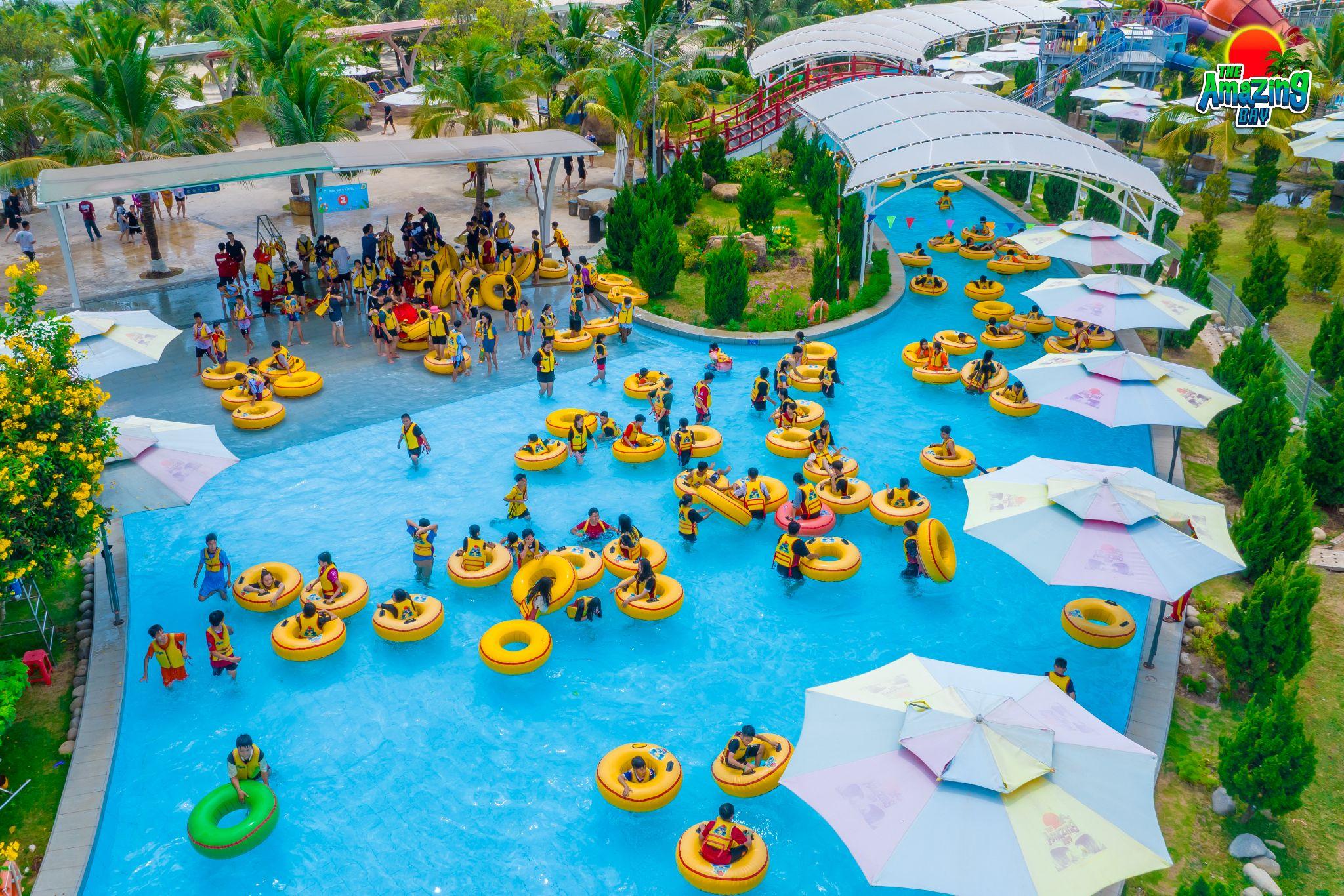 Thả trôi trên chiếc phao vàng vòng quanh The Amazing Bay