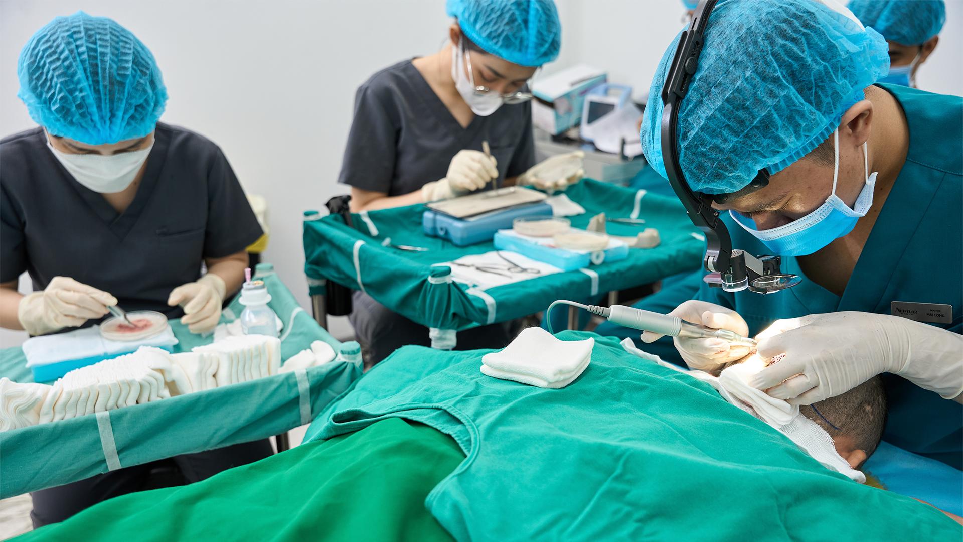 Đội ngũ y bác sĩ thâm niên tại Newhair đang thực hiện cấy tóc