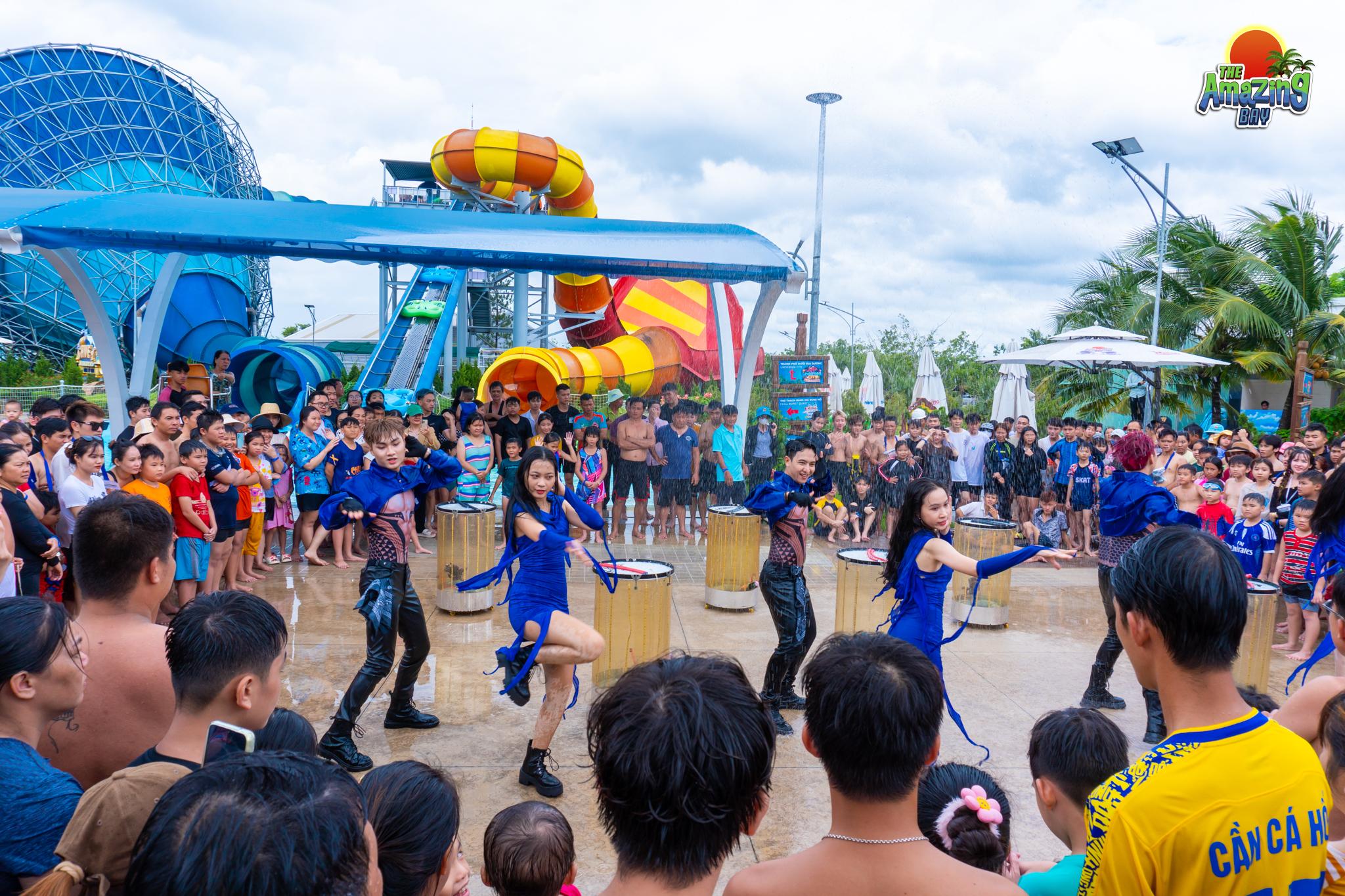 Tiết mục trống nước được biểu diễn trước cụm Cơn Bão Ma Thuật