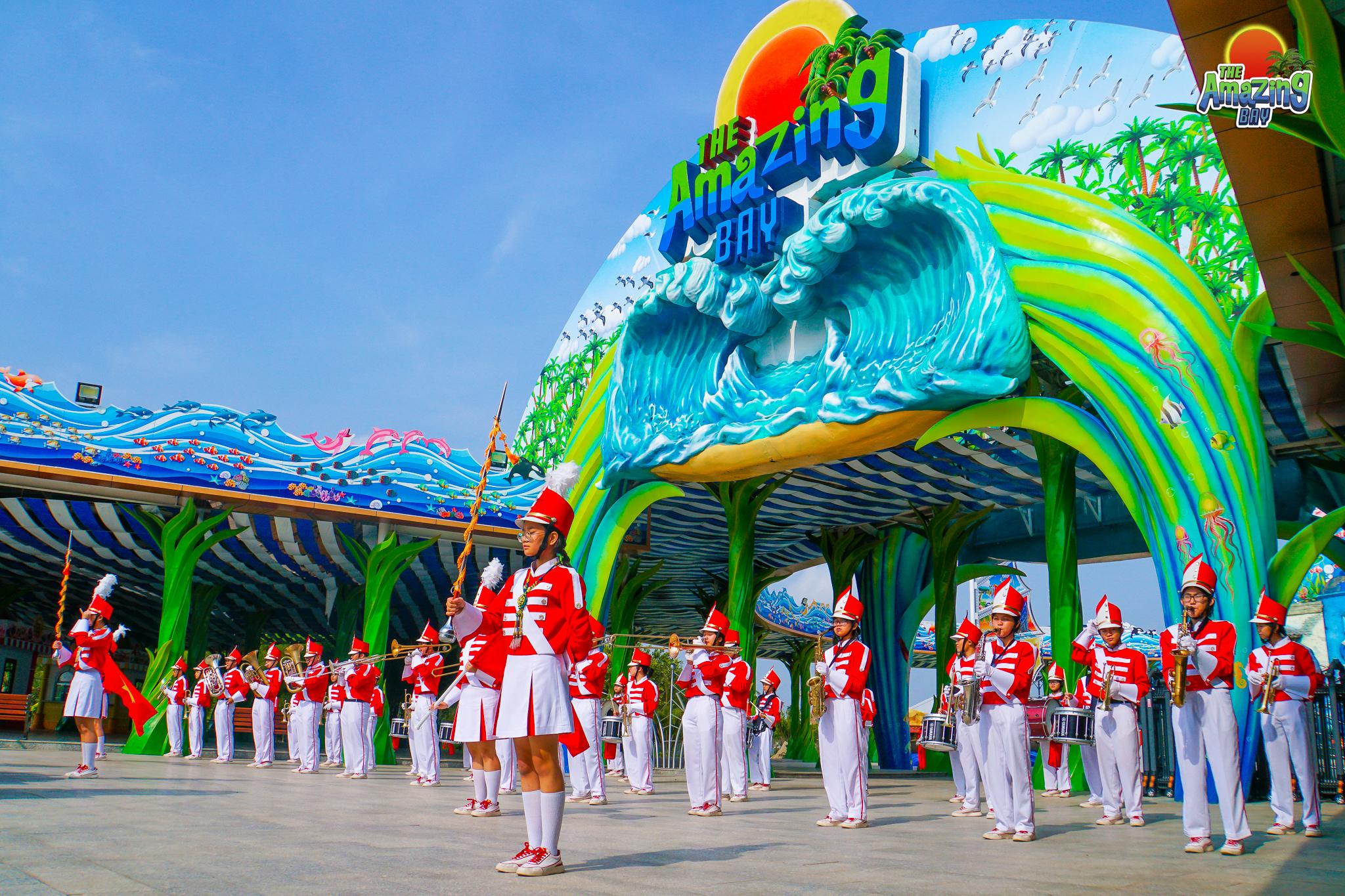 Đội kèn mừng sinh nhật The Amazing Bay 02 tuổi