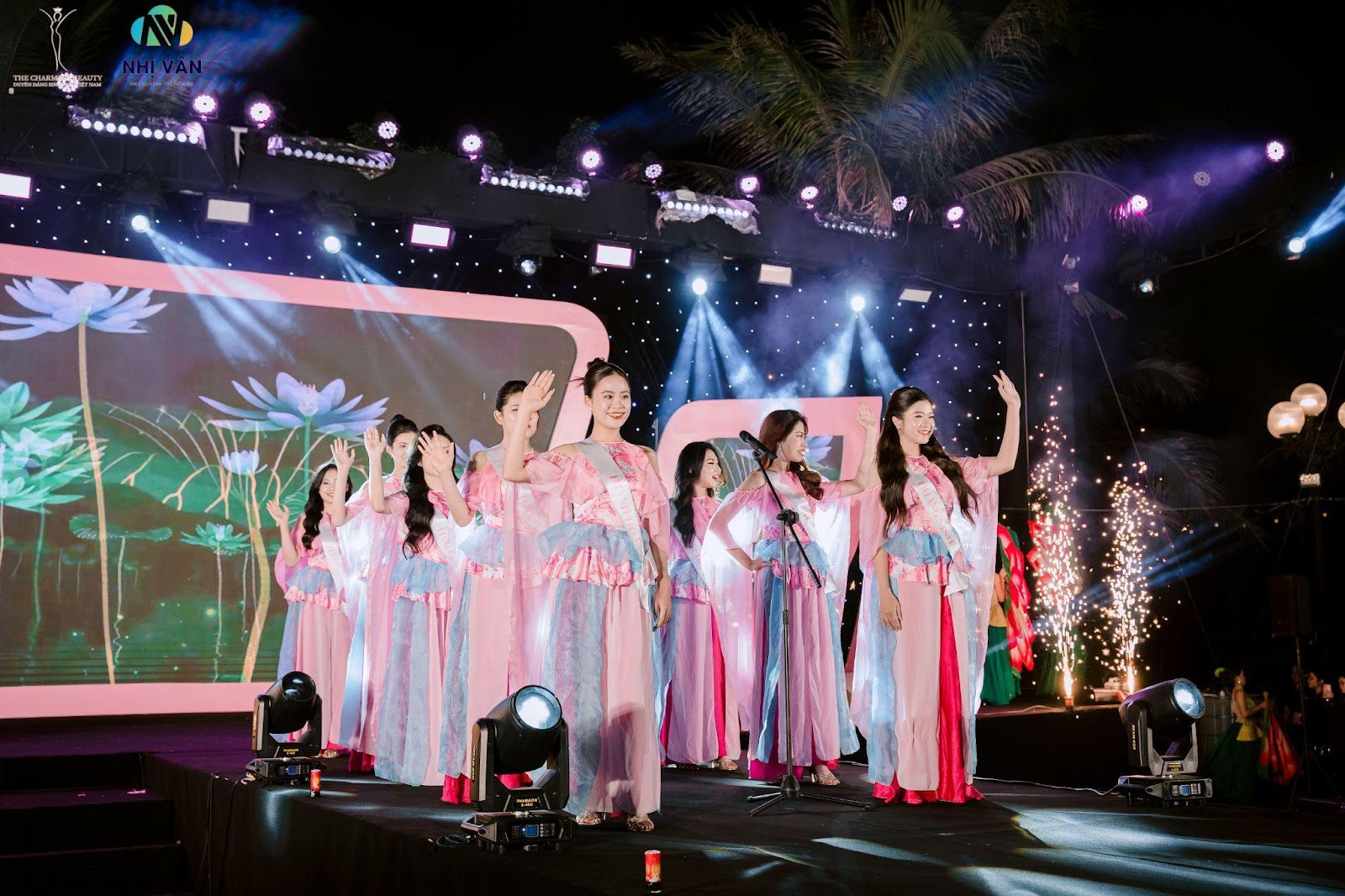 Top 11 thí sinh mở màn đêm Chung kết với tiết mục “Sen”