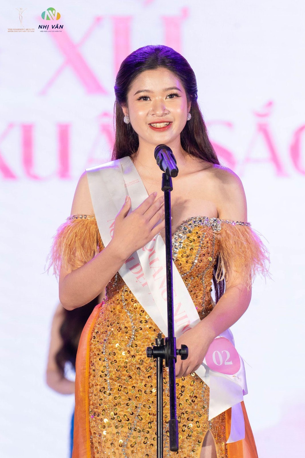 Hoàng Lan Chinh “ghi điểm” bởi màn thể hiện xuất sắc trong phần thi Ứng xử