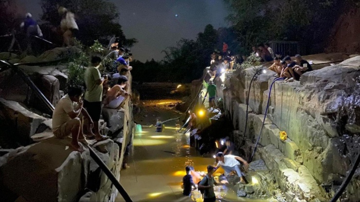 Hàng chục người xuống sông Đạ Huoai bắt cá trong đêm. Ảnh: VT