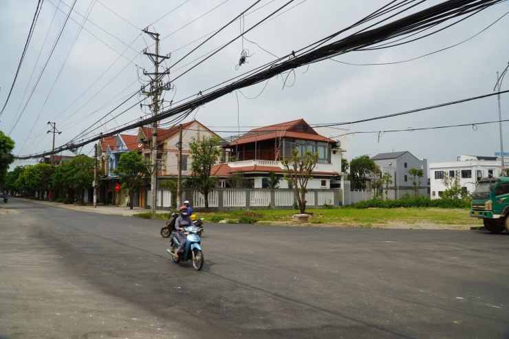 Hệ thống dây điện, dây cáp viễn thông bị chùng xuống thấp tại điểm giao nhau giữa đường Lê Duẩn và đường Nguyễn Xí.