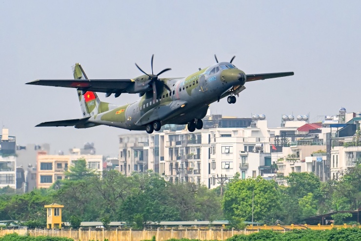 Vận tải cơ C-295 chuyển quân, thiết bị đến Điện Biên - 8
