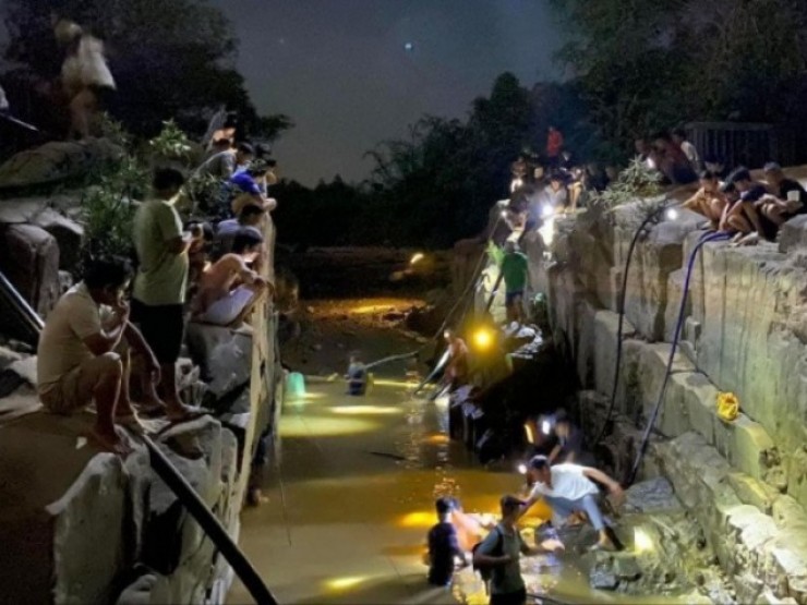 Sông Đạ Huoai cạn trơ đá, hàng chục người soi đèn bắt cá trong đêm