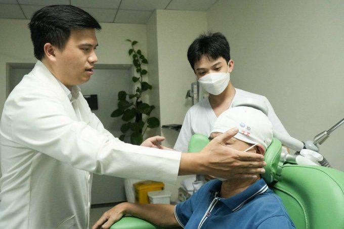 Bệnh nhân được khảo sát, điều trị đau sau đột quỵ với máy từ trường xuyên sọ tại Đơn vị Sinh lý Thần kinh Lâm sàng, Bệnh viện Quân y 175. Ảnh: Chính Trần