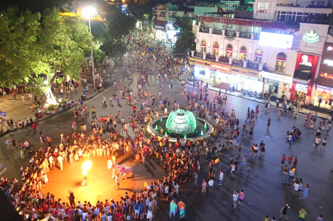 Người dân tụ tập tại quảng trường Đông Kinh Nghĩa Thục bên cạnh Hồ Hoàn Kiếm, Hà Nội để hóng gió, giải trí. Ảnh: Ngọc Thành