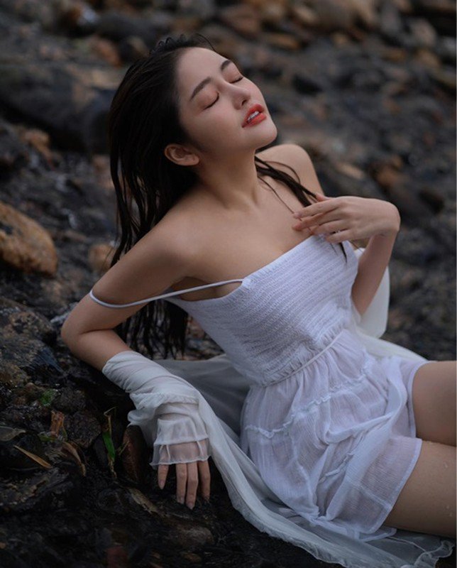 Hot girl mặc mỏng dính, khoe body nuột nà khi đi tắm suối - 3