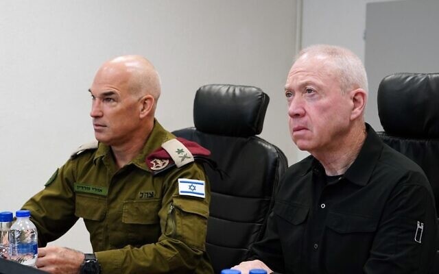Bộ trưởng Quốc phòng Israel Yoav Gallant (phải) thăm Bộ Chỉ huy phân khu Bắc của Lực lượng Phòng vệ Israel (IDF) ngày 24-4. Ảnh: Bộ Quốc phòng Israel