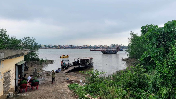 Bến đò Hà An, nơi thuyền nan xuất phát để ra bè nuôi hàu giữa sông Chanh. Ảnh: Lê Tân
