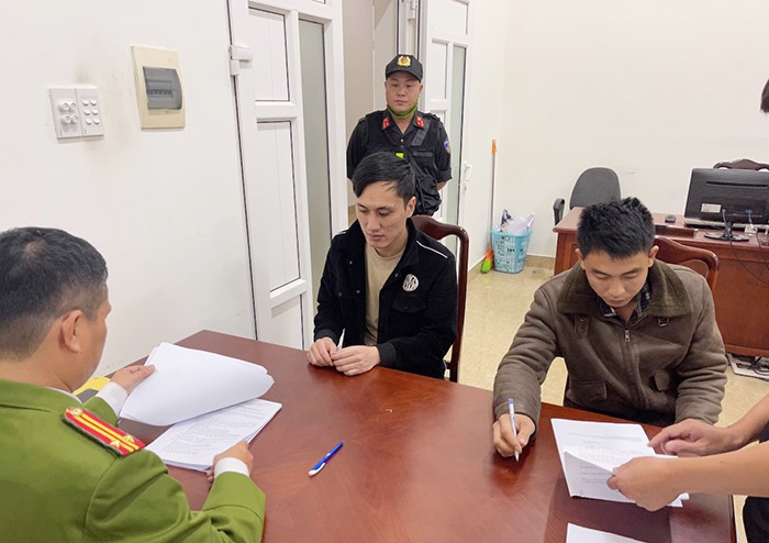 Cán bộ điều tra lấy lời khai các đối tượng trong vụ án.