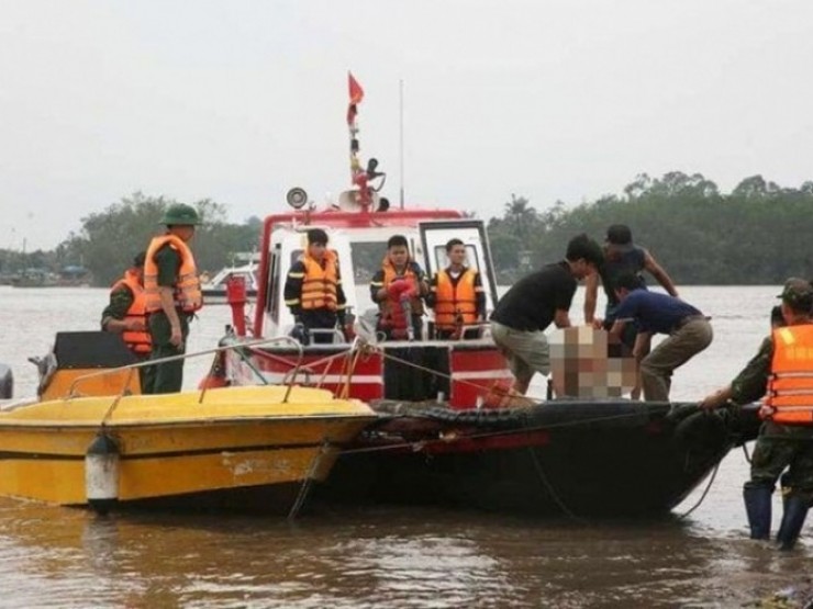 Thủ tướng chỉ đạo khẩn trương tìm kiếm người mất tích trong vụ chìm thuyền ở Quảng Ninh