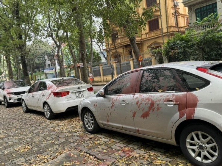 Hà Nội: Hàng loạt ô tô bị tạt sơn đỏ, công an nói gì?