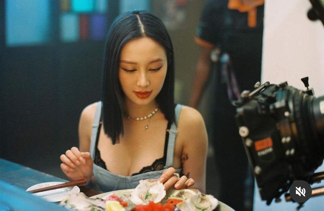 "Cô bé trà sữa Việt" mặc mốt "lộ viền bra" trong phim 18+, táo bạo nhất từ trước đến nay - 2