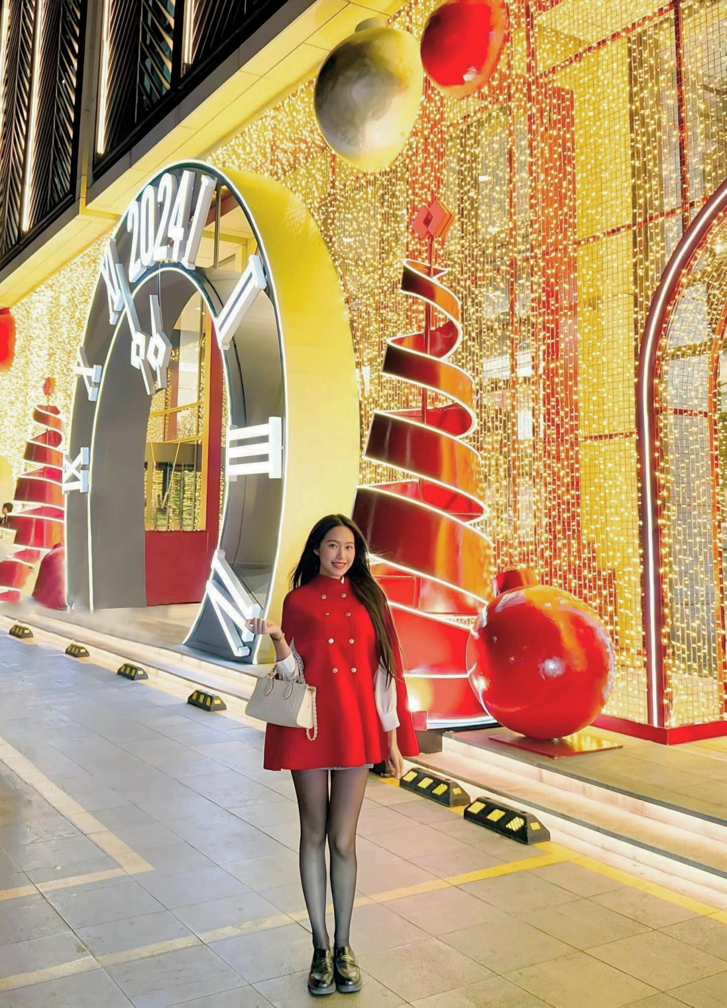 Người đẹp rất ưa chuộng những mẫu túi của nhà mốt Louis Vuitton. Dạo phố đón Giáng sinh, bà xã Đoàn Văn Hậu diện thiết kế&nbsp;OnTheGo East West gần 80 triệu đồng.