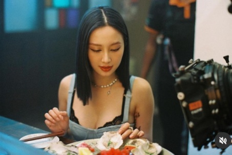 "Cô bé trà sữa Việt" mặc mốt "lộ viền bra" trong phim 18+, táo bạo nhất từ trước đến nay