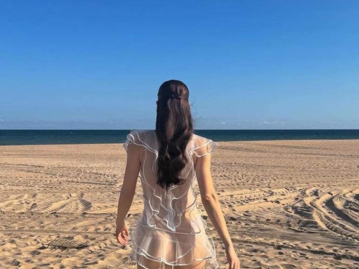Đồng thời, Hồ Ngọc Hà cũng rất chú trọng đến việc lựa chọn nội y. Cô ưu tiên sử dụng lớp lót tông màu nude&nbsp;tiệp màu cơ thể để gây hiệu ứng thị giác hiệu quả trong những khoảnh khắc &#34;pose&#34; dáng từ xa.&nbsp;
