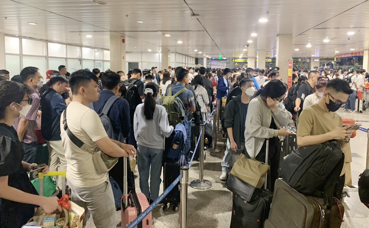 Trong 5 ngày nghỉ dịp lễ 30/4 và 1/5, sân bay Tân Sơn Nhất đón bình quân 120.000 hành khách mỗi ngày, trong đó, ngày cao điểm nhất đạt 125.000 khách (ảnh minh họa)