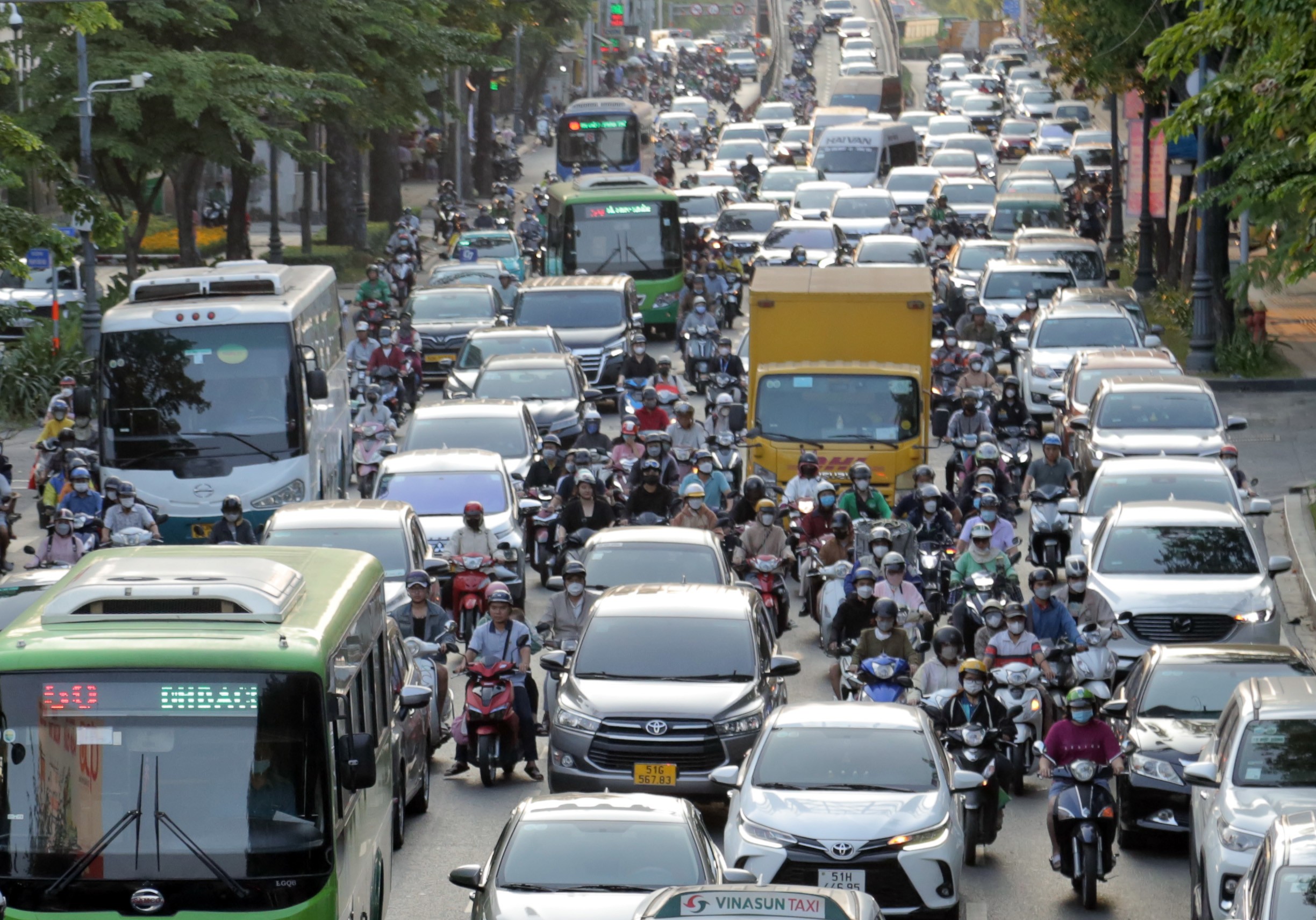 Cửa ngõ sân bay Tân Sơn Nhất là một trong những điểm “nóng” về kẹt xe dịp lễ