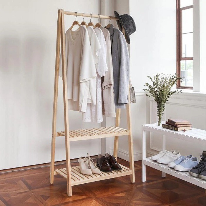 Chiếc kệ gỗ treo quần áo cũng được cho&nbsp;là món đồ "vô tri"&nbsp;