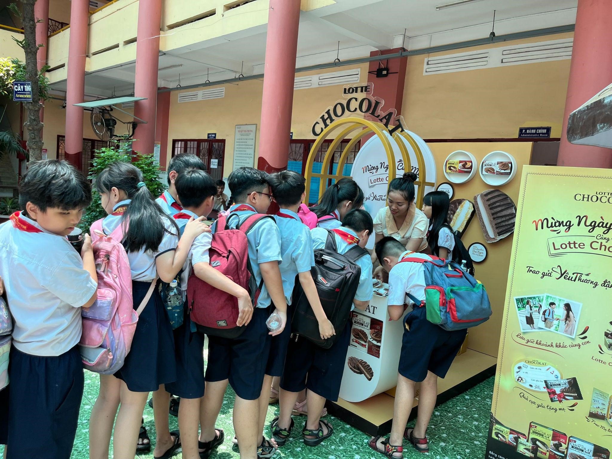 Các em học sinh ở TPHCM tham gia chương trình của Lotte Chocolat