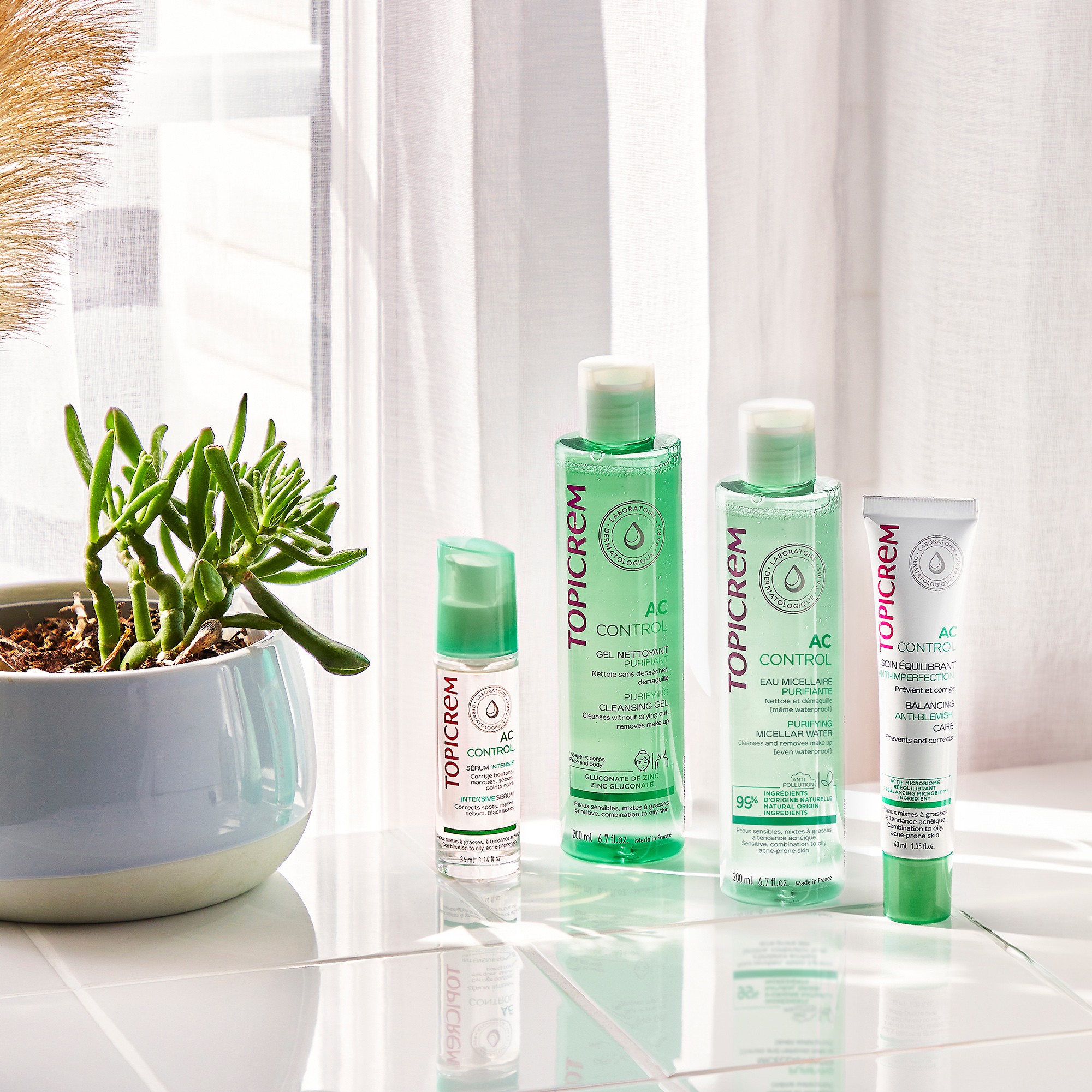 Dùng thêm Dược Mỹ Phẩm Pháp chuyên chăm sóc da dầu mụn nhạy cảm để thanh lọc làn da nhưng vẫn đảm bảo an toàn hiệu quả