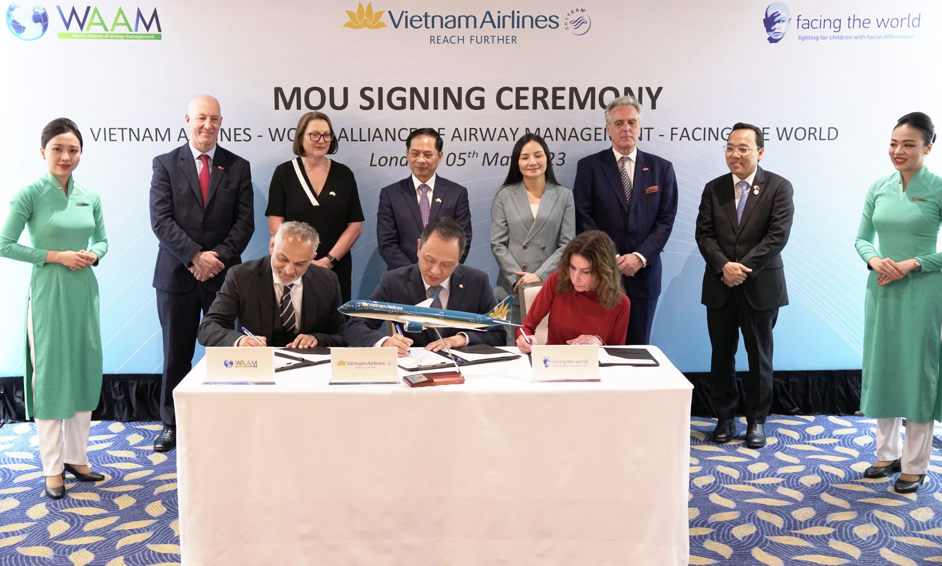 Đại diện Vietnam Airlines, đại diện Facing The World và đại diện Hội đồng quản trị Liên minh thế giới về quản lý đường thở ký kết biên bản ghi nhớ hợp tác ba bên.