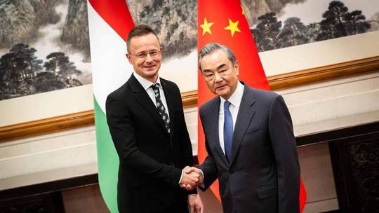 Ngoại trưởng Hungary Peter Szijjarto gặp người đồng cấp Trung Quốc Vương Nghị ở Bắc Kinh, Trung Quốc, ngày 24/4/2024. Ảnh: szijjarto.peter.official