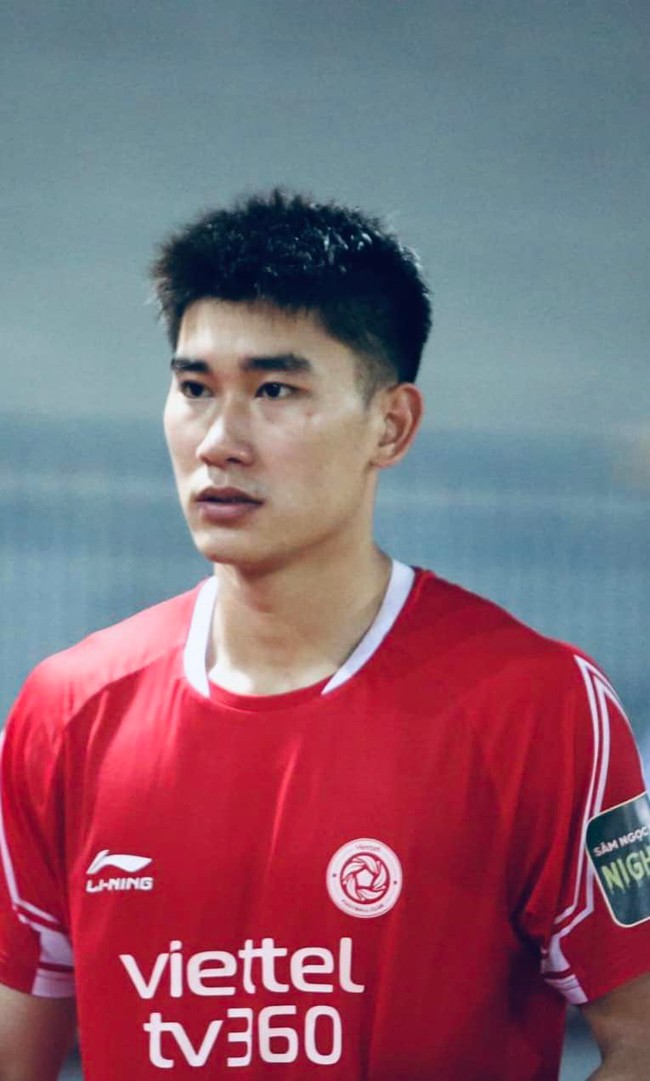 Nhâm Mạnh Dũng (sinh năm 1997) là cầu thủ tài năng của đội tuyển U23 Việt Nam. Anh chàng hiện đầu quân cho CLB Viettel. 

