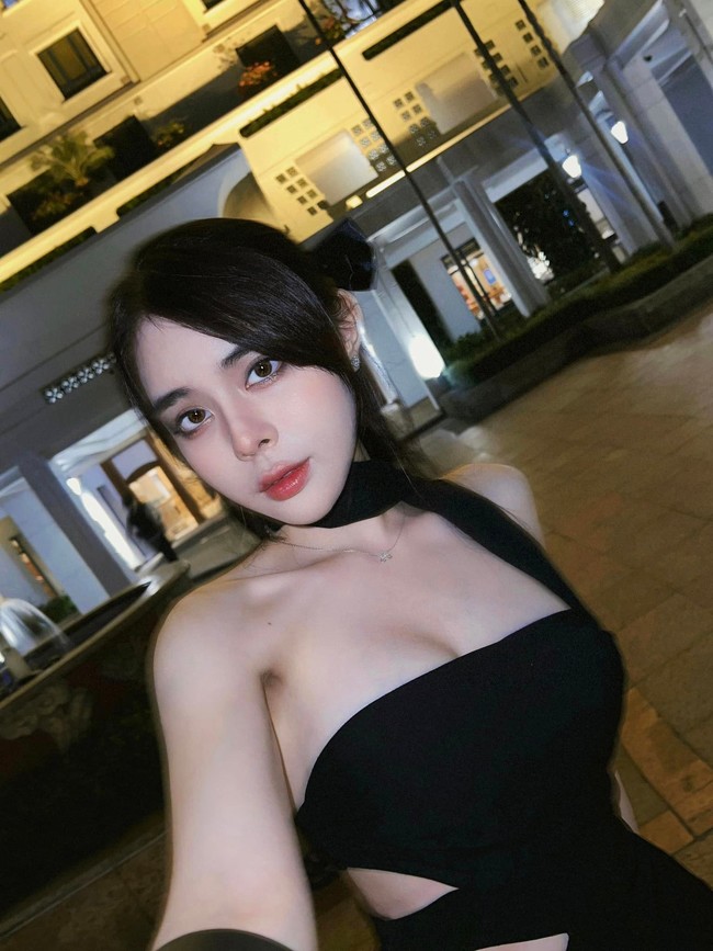 Trần Bích Hạnh (sinh năm 1993) là hot gymer nổi tiếng mạng xã hội. 
