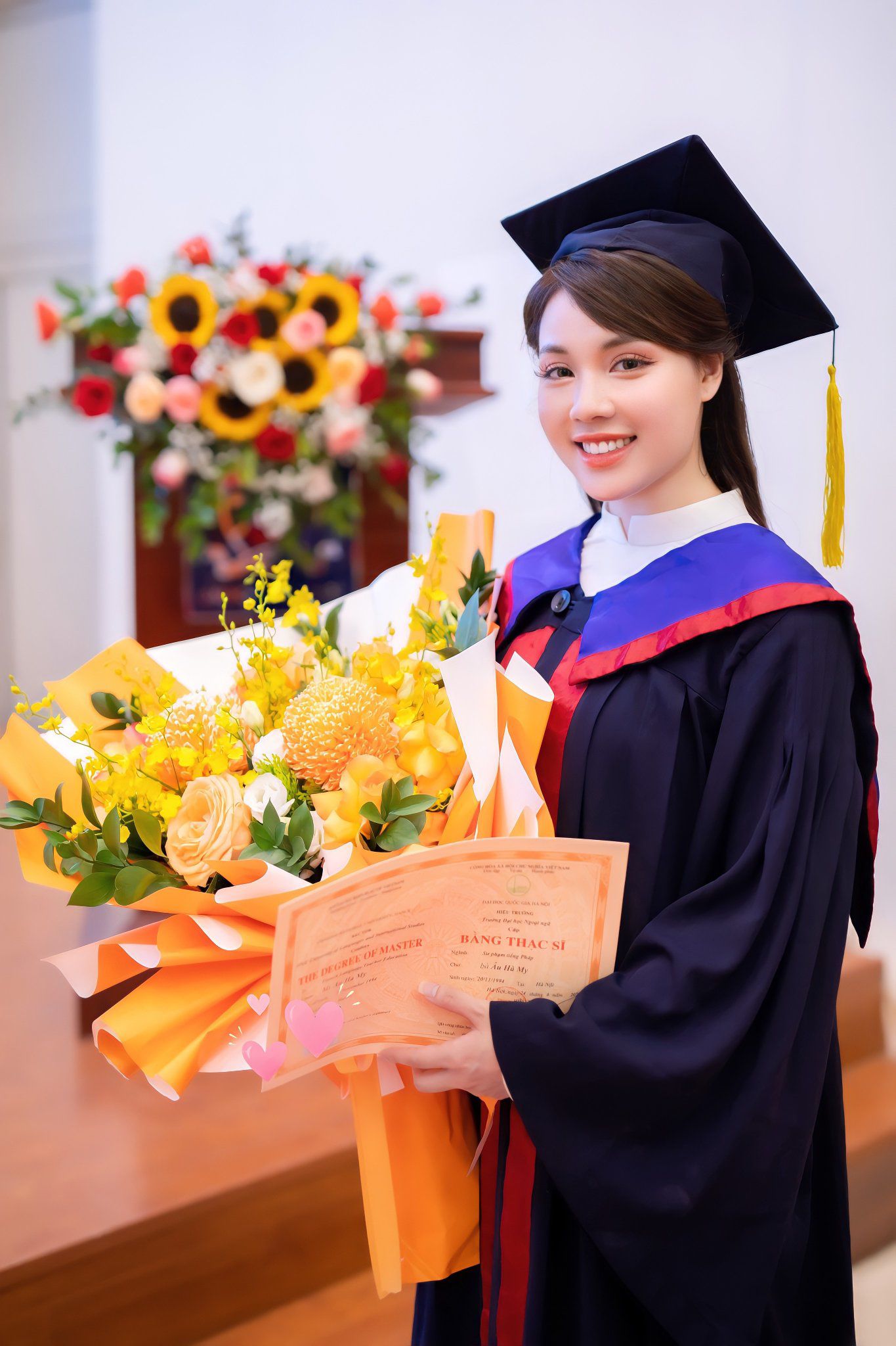 Tại Việt Nam cô đã nhận bằng thạc sĩ.