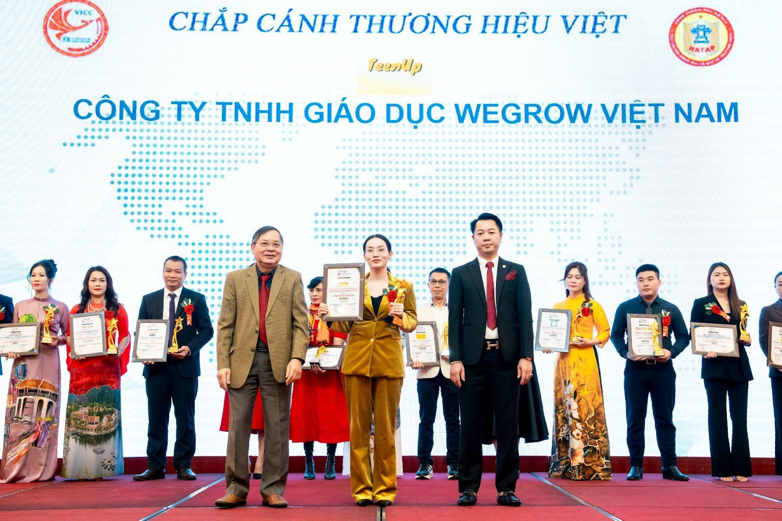 Đại diện WeGrow nhận giải tại buổi trao giải “Top 10 thương hiệu hàng đầu Việt Nam”. (Nguồn: WeGrow)