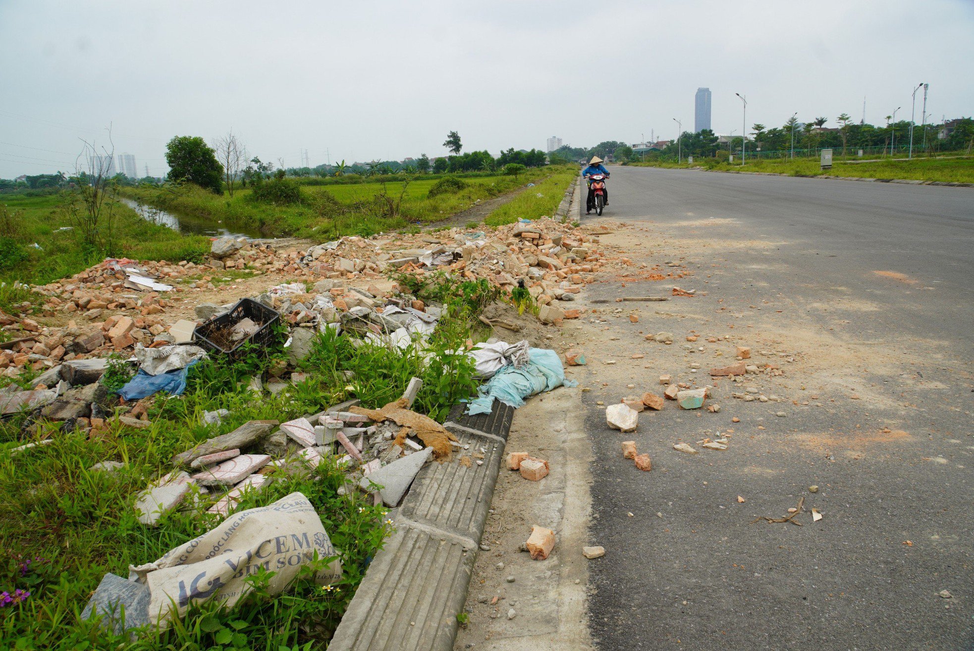 Đặc biệt tại điểm nối giao nhau với đường Nguyễn Hoành Từ, vật liệu xây dựng, rác thải xây dựng, mảnh vỡ thuỷ tinh đổ ngổn ngang…