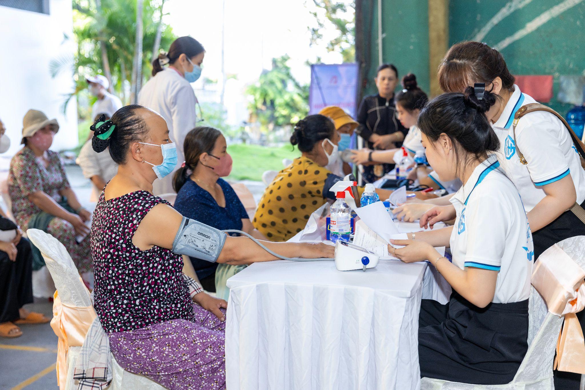 Phòng khám SIHG tổ chức khám bệnh, phát thuốc miễn phí cho 500 hoàn cảnh khó khăn - 2