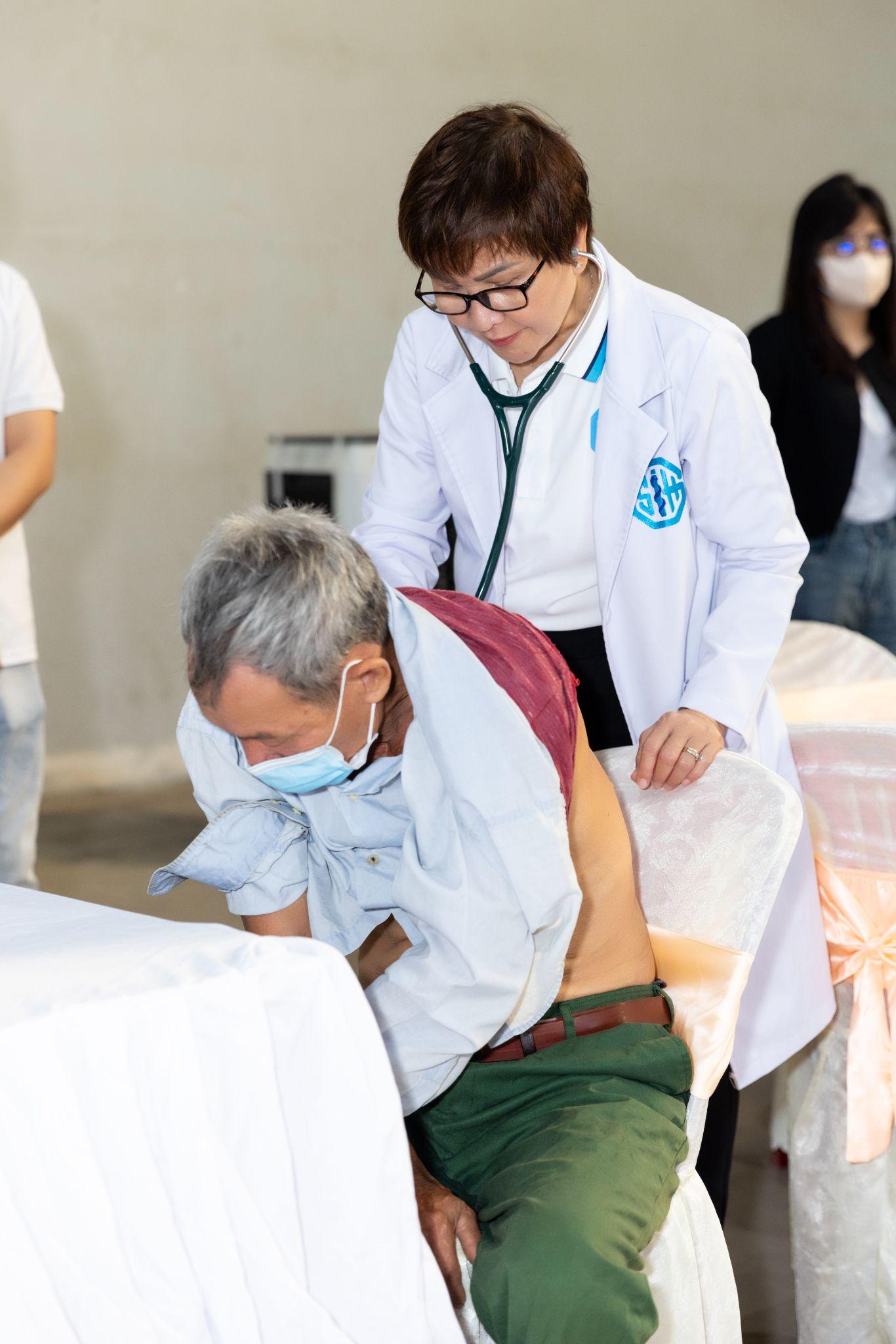 Phòng khám SIHG tổ chức khám bệnh, phát thuốc miễn phí cho 500 hoàn cảnh khó khăn - 3