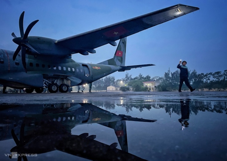 Vận tải cơ C-295 chuyển quân, thiết bị đến Điện Biên - 4