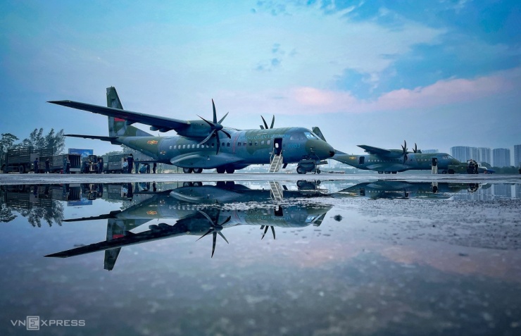 Vận tải cơ C-295 chuyển quân, thiết bị đến Điện Biên - 1