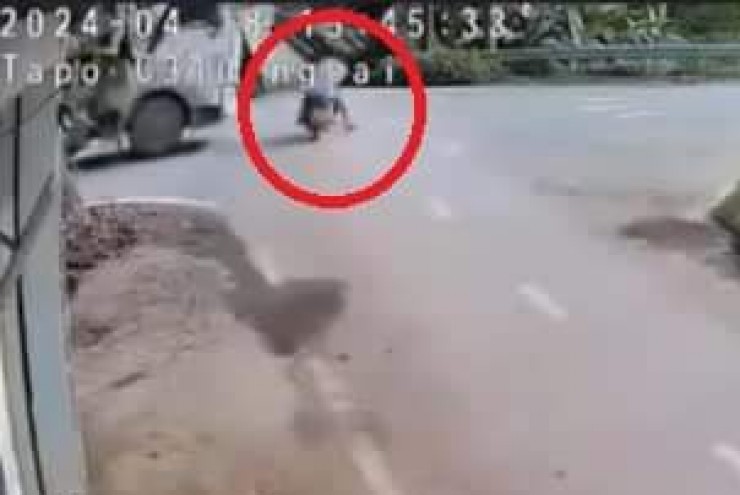 Clip: Chạy xe máy như chốn không người, tạt đầu xe tải, tài xế rước họa vào thân