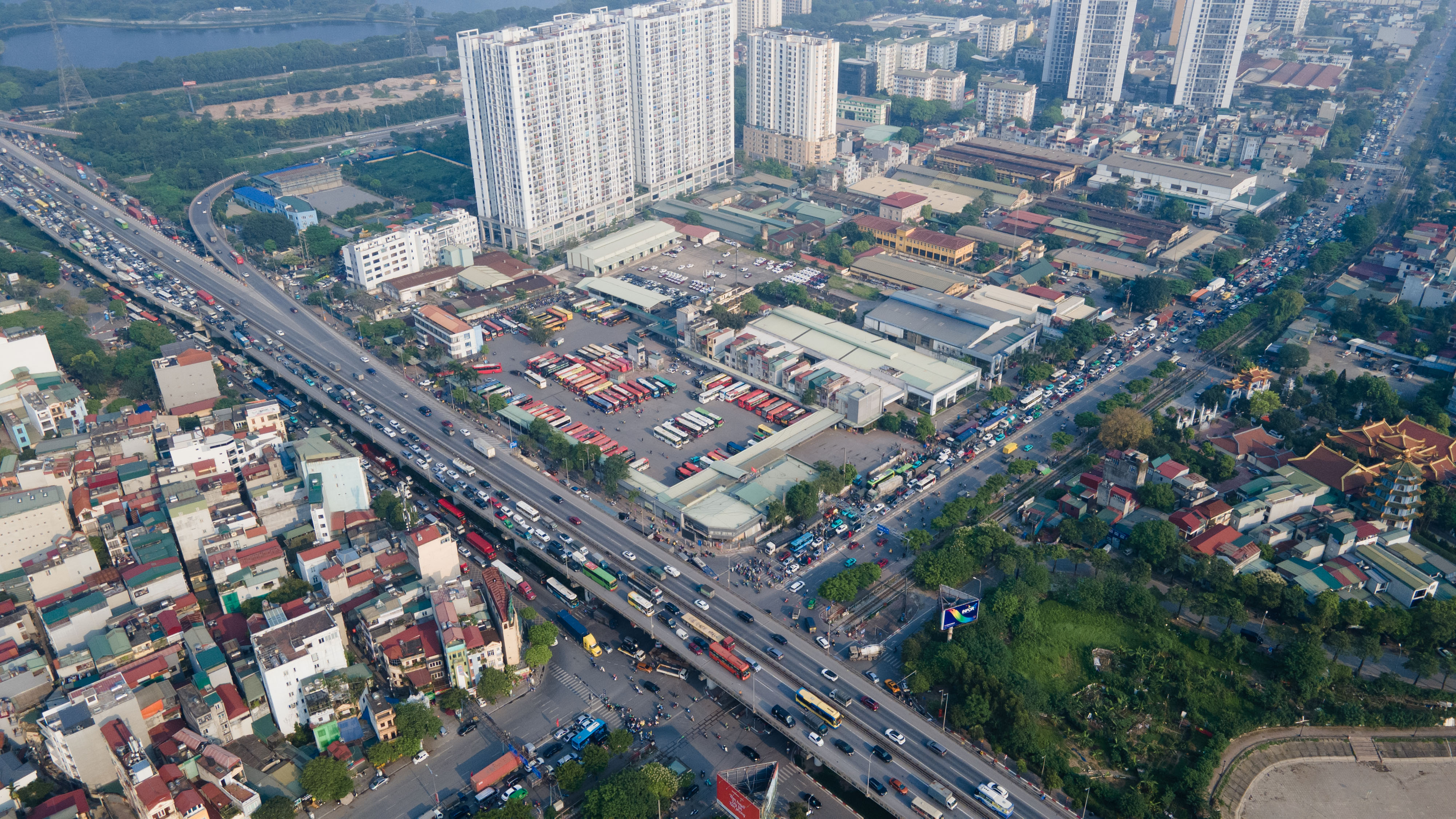 Chiều 26/4, ngày làm việc cuối cùng trước kỳ nghỉ lễ 30/4 – 1/5, nhiều khu vực cửa ngõ Thủ đô Hà Nội ùn tắc kéo dài, các phương tiện di chuyển khó khăn.