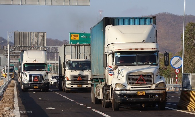 Từ 7h, nhiều ôtô di chuyển trên cao tốc vào cao tốc Cam Lâm - Vĩnh Hảo. Ảnh: Việt Quốc