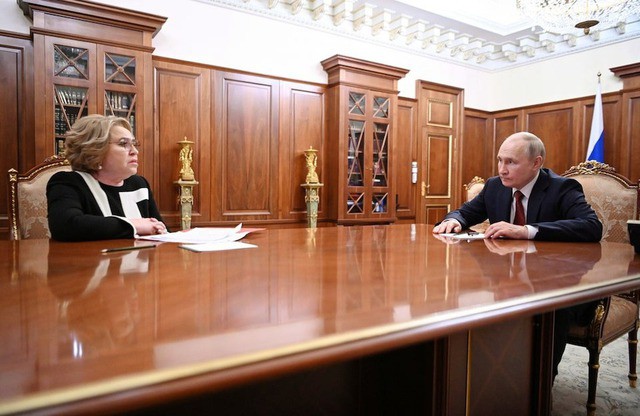 Tổng thống Vladimir Putin và Chủ tịch Thượng viện Nga Valentina Matviyenko. Ảnh: Reuters