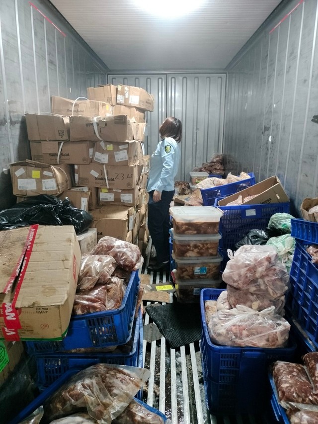 Toàn cảnh kho lạnh chứa thực phẩm bẩn được lực lượng chức năng phát hiện tại địa chỉ 489 Hoàng Quốc Việt, phường Cổ Nhuế 1, quận Bắc Từ Liêm, TP Hà Nội.
