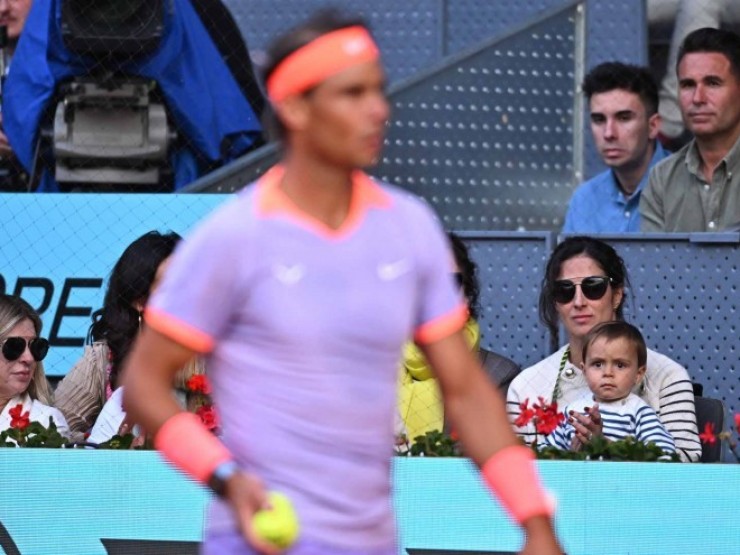 Nadal lần đầu được con trai 2 tuổi cổ vũ, thắng vẫn không vui