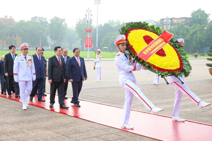 Dẫn đầu đoàn là Thủ tướng Phạm Minh Chính và Chủ tịch Quốc hội Vương Đình Huệ. Ảnh: VGP