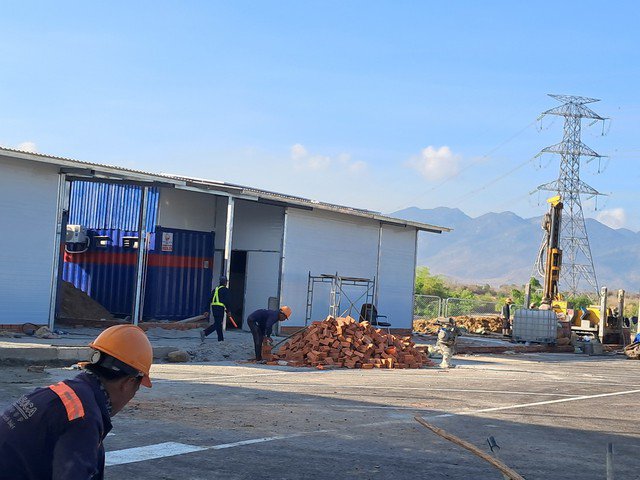 Nhà vệ sinh tại trạm dừng nghỉ tạm trên cao tốc Cam Lâm - Vĩnh Hảo chưa sử dụng được vào sáng sớm 26-4