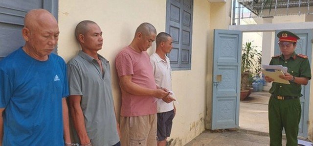 Tống đạt quyết định đối với các đối tượng khai thác vàng trái phép. Ảnh: Công an